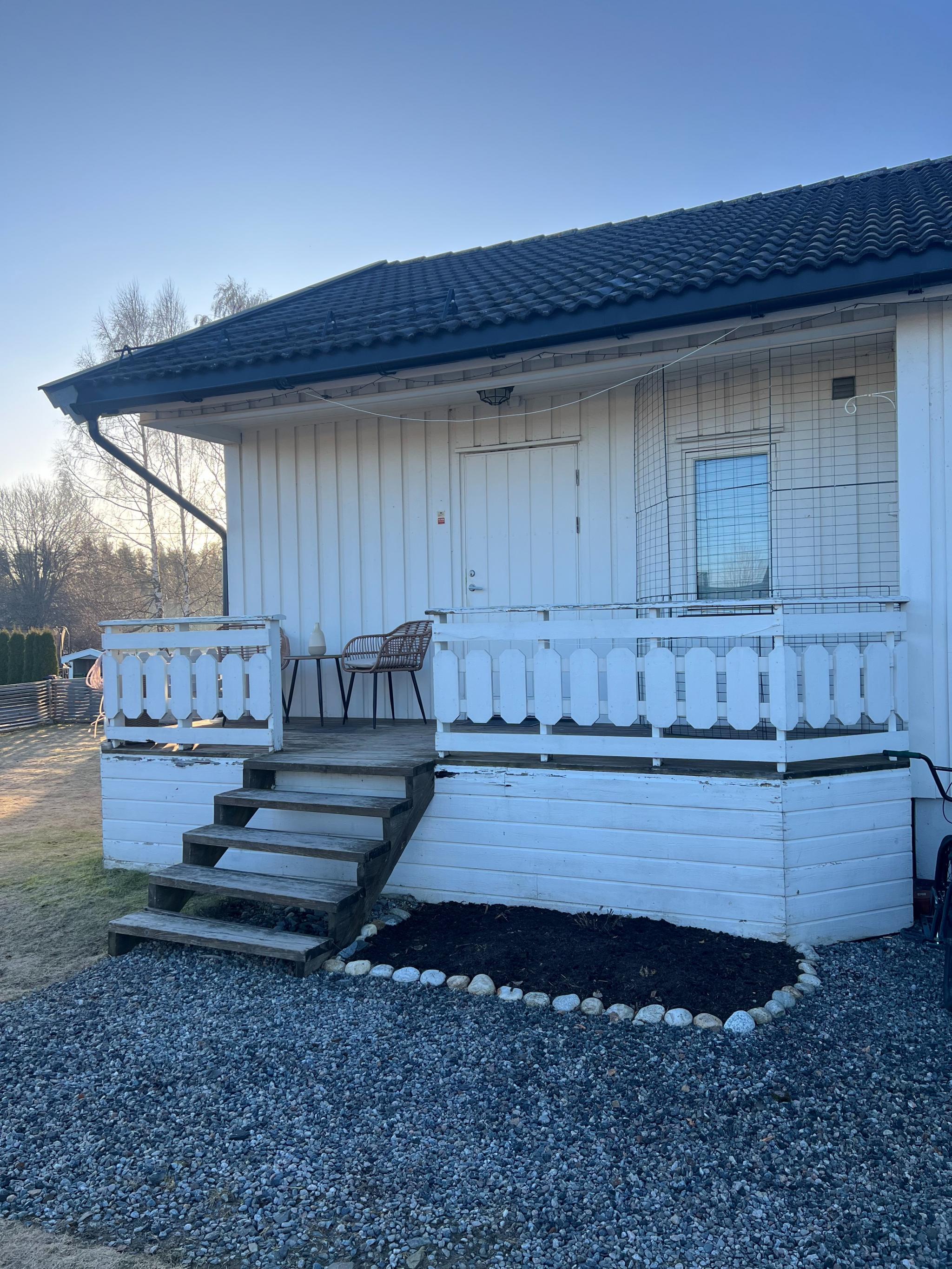 Inngang til leiligheten med en liten terasse.